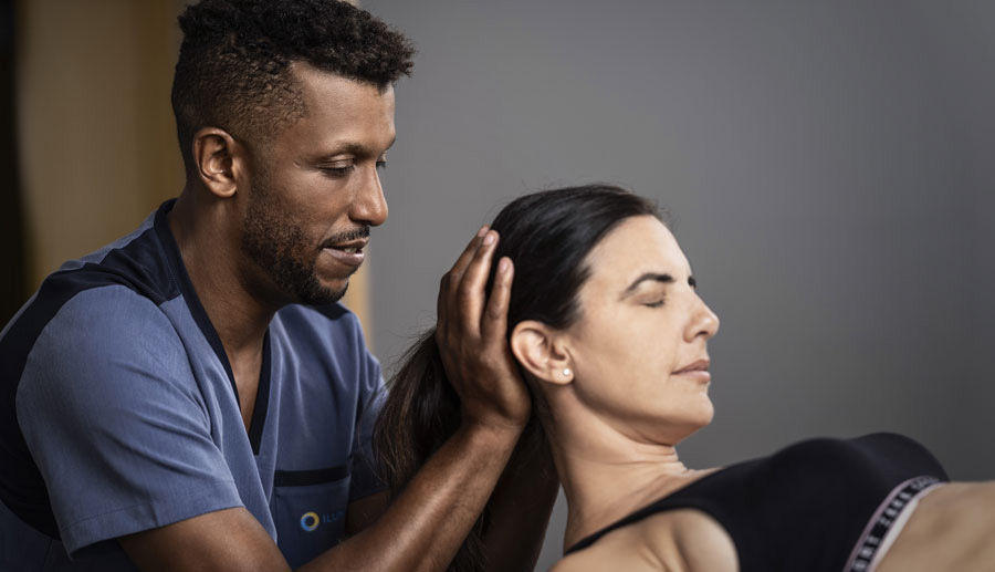 fisioterapeuta tratando a una mujer de las migrañas