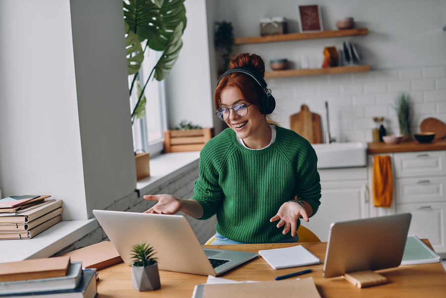 chica en casa teletrabajando contenta