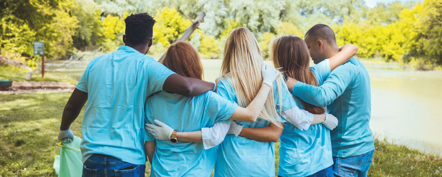 grupo de voluntarios unidos en un abrazo