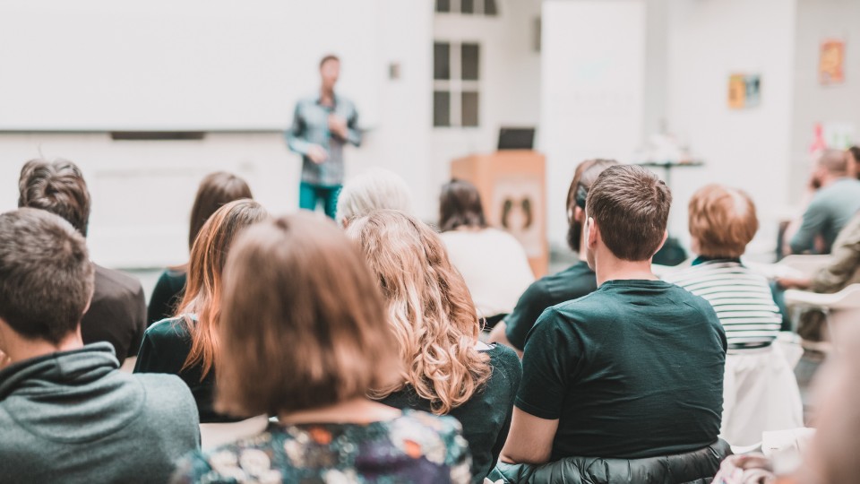 Hombre dando una presentación en un aula para formar a los empleados