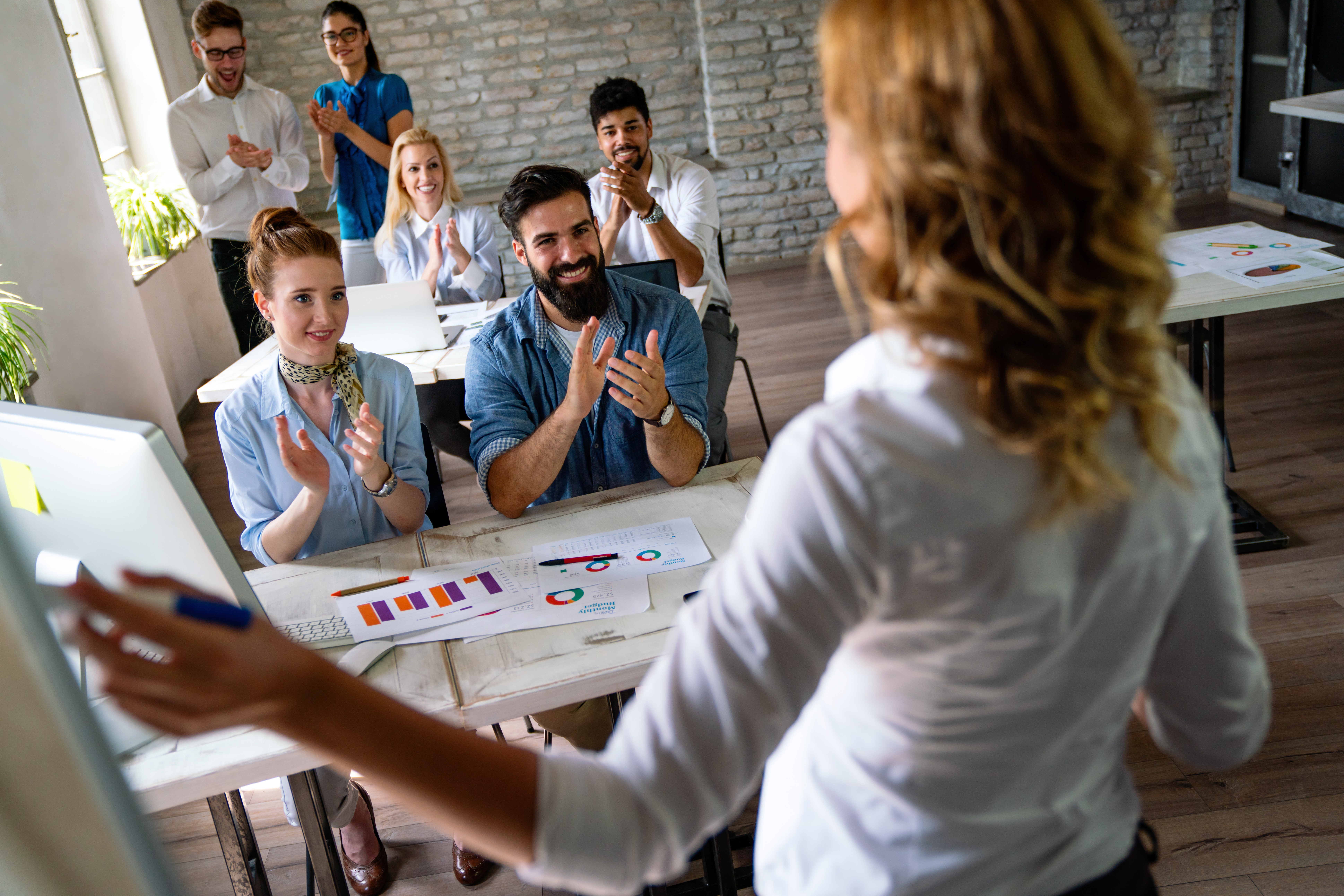 Estrategias de marketing digital para 2026: un grupo aplaudiendo en una formación o reunión