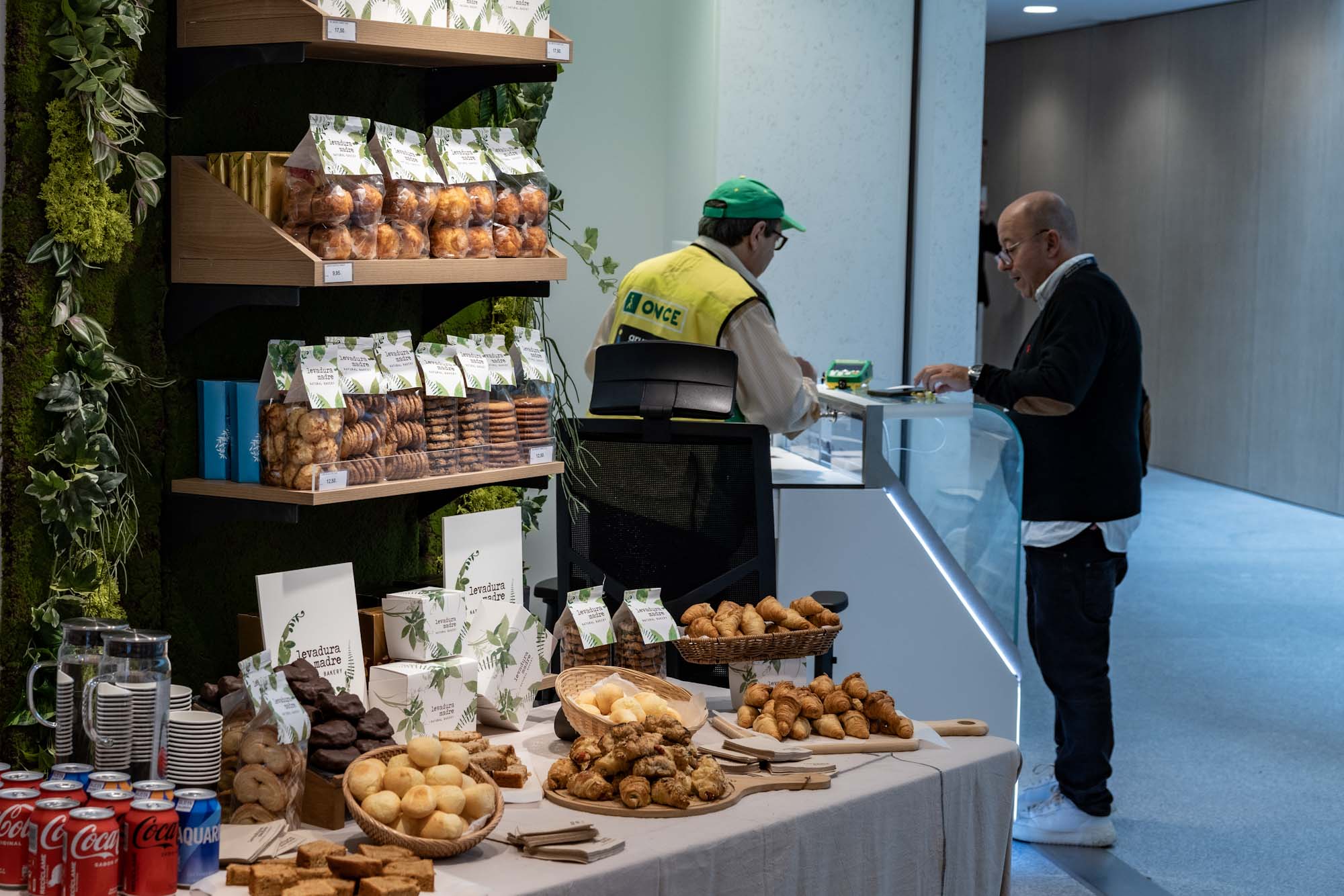 Un vendedor de la ONCE atiende a un cliente en la nueva tienda de ILUNION Retail del Hospital 12 de Octubre