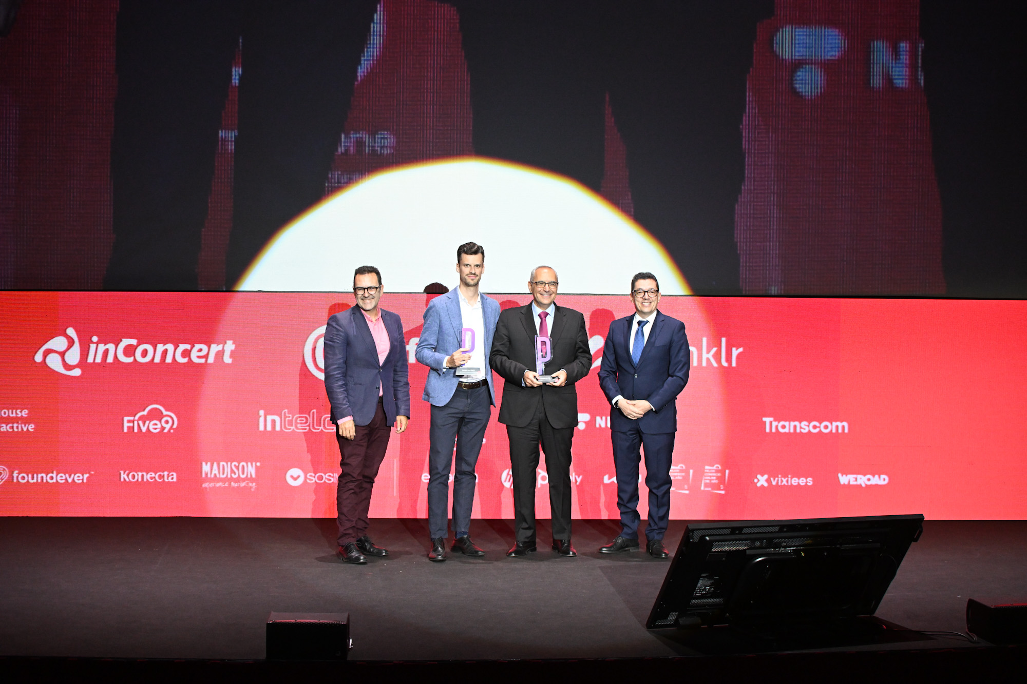 Fotografía de familia del premio mejor proyecto IT en soluciones biométricas