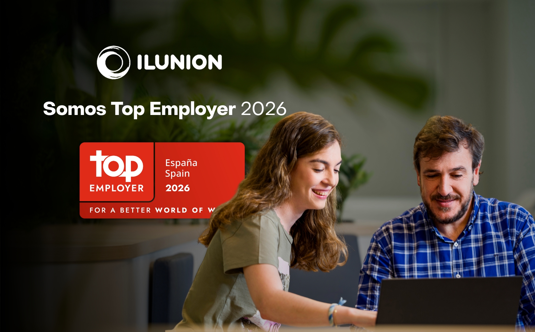 ILUNION reconocido como Top Employer España 2026, con dos personas colaborando frente a un portátil.