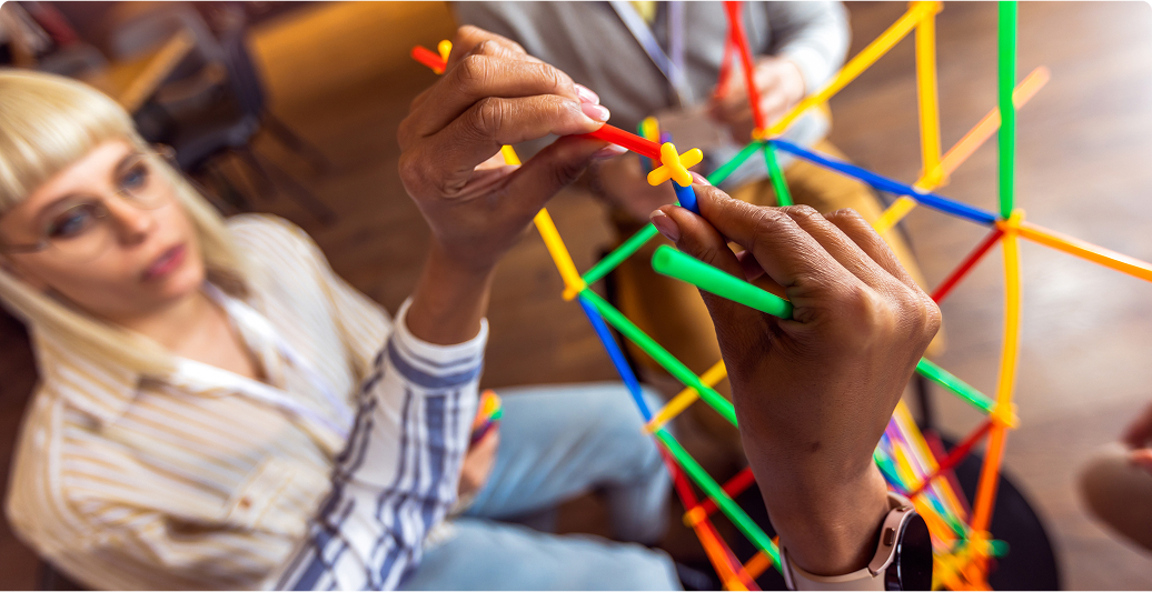 dos personas haciendo ejercicios de esitimulación