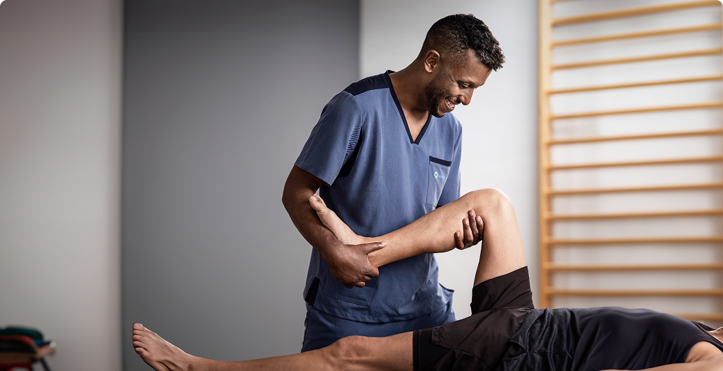 Fisioterapeuta de ILUNION tratando a un paciente