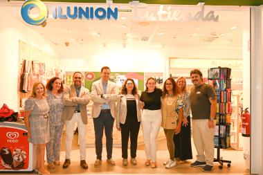 Foto de familia tras la reinauguración de la tienda de ILUNION Retail en el hospital de León