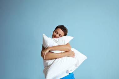 mujer abrazando una almohada