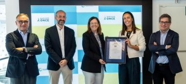 Fotografía de familia tras la entrega de la certificación de AENOR