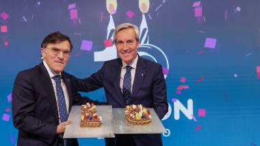 Alberto Durán y Alejandro Oñoro sostienen la tarta de cumpleaños de los 10 años de ILUNION