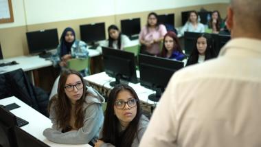 Un grupo de alumnas escucha a un ponente