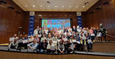 Fotografía de familia de las personas y entidades reconocidas por su labor de voluntariado en el Hospital Vall D'Hebron