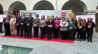 Fotografía de familia del equipo de ILUNION Contact Center junto a autoridades de la Comunidad de Madrid