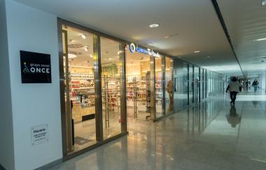 Fotografía de la entrada de la tienda de ILUNION Retail en el HUCA