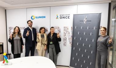 Fotografía de familia con representantes de ILUNION y Fundación Vivir Dos Veces tras la firma del acuerdo
