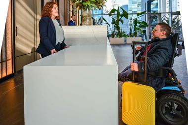 Foto de una recepción accesible del Hotel ILUNION Atrium adaptada a personas con movilidad reducida.