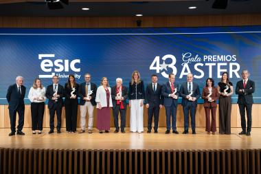 Grupo de personas premiadas en el escenario de ESIC University durante la 43 Gala Premios ASTER.