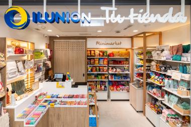 Entrada de la nueva tienda de ILUNION en el hospital de Sanitas en Valdedebas