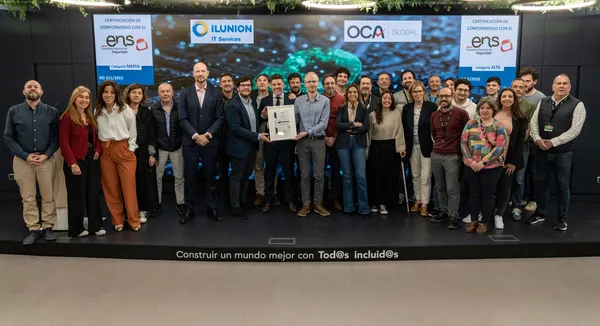Imagen de la entrega del certificado a parte de la plantilla de ILUNION IT Services
