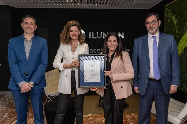 Imagen de la entrega de la certificación AENOR