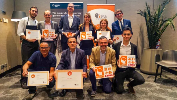 Imagen de la entrega de la certificación a ILUNION Hotels