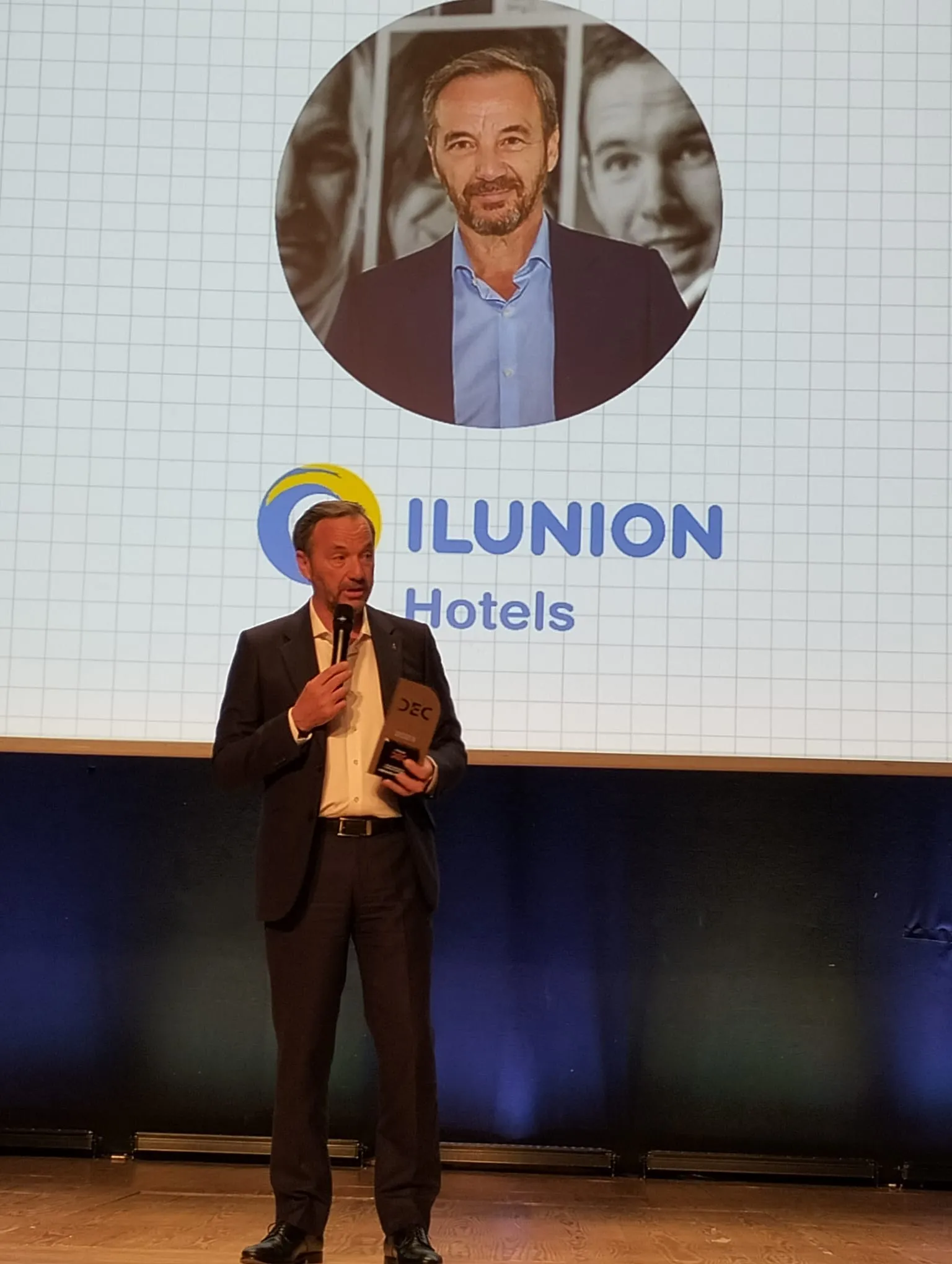 Imagen de José Ángel Preciados, CEO de ILUNION Hotels, recogiendo el galardón 