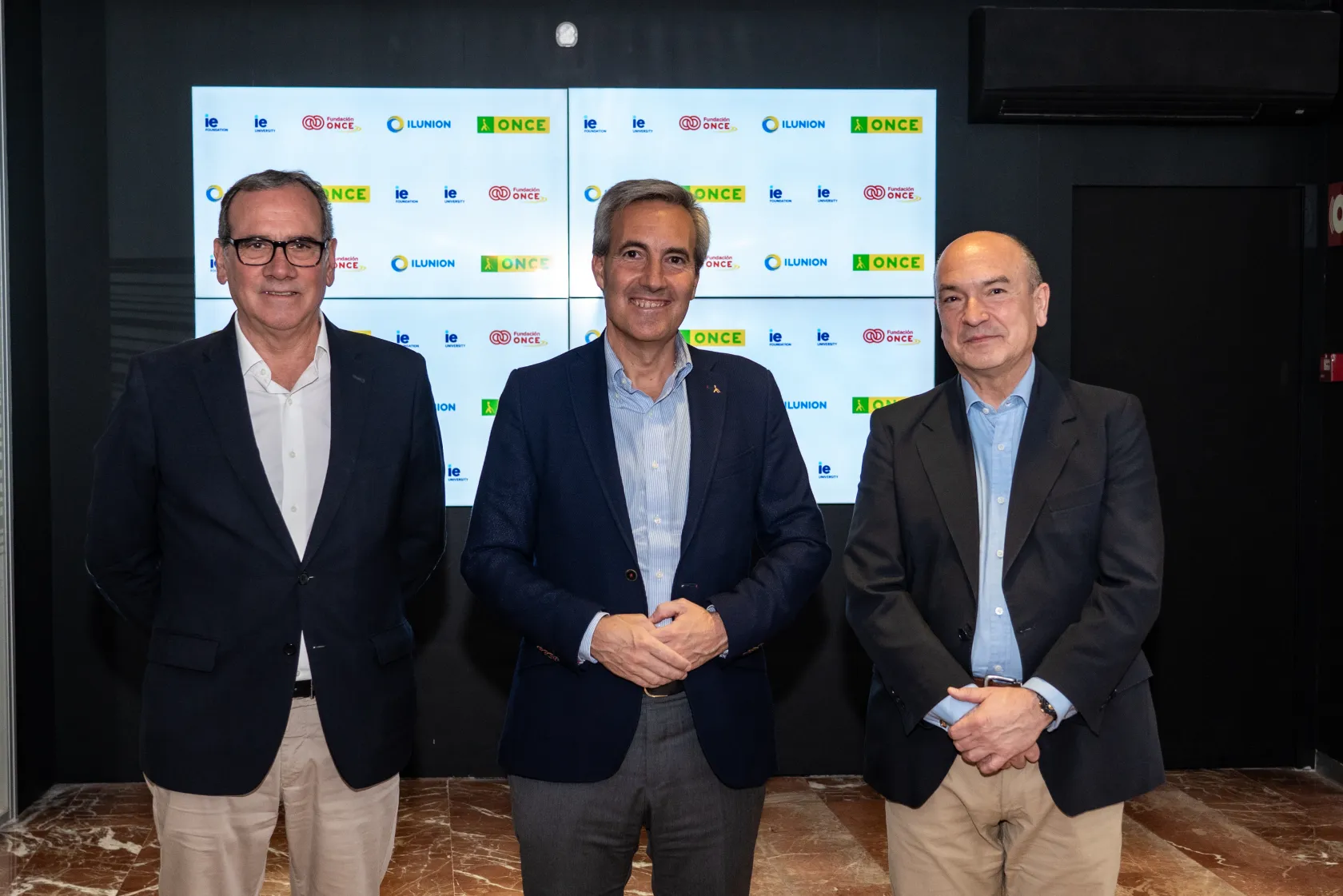 fotografía del acuerdo en la que aparecen de izquierda a derecha: Gonzalo Garland, vicepresidente de Fundación IE y vicepresidente de Strategic Global Partnerships de IE University; Alejandro Oñoro, consejero delegado de ILUNION y consejero general del Consejo General de la ONCE; y Salvador Carmona, rector de IE University