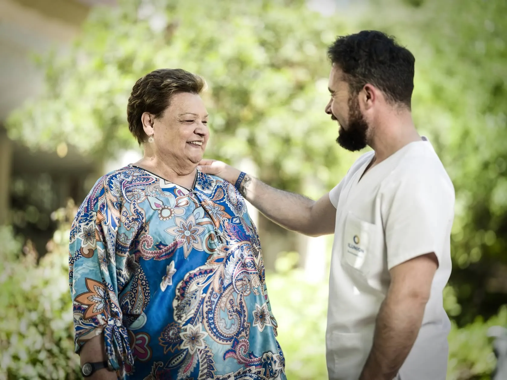 Imagen de un auxiliar de enfermería con una usuaria en la residencia de ILUNION VidaSénior en Baena