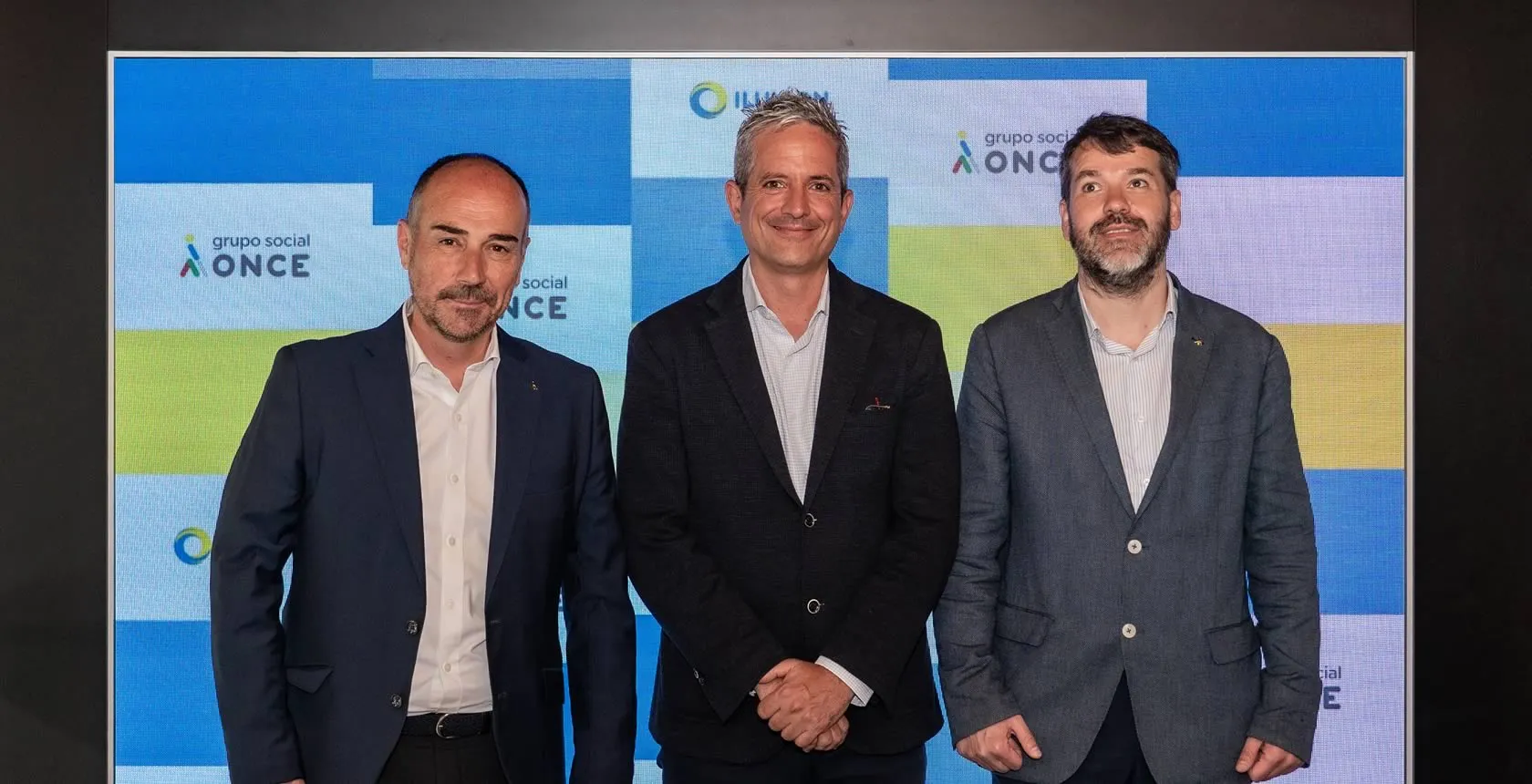 Fotografía en la que aparecen de izquierda a derecha: el director general de ILUNION Facility Services, Jaime Calzado; el director general del grupo AVANCE, Álvaro Moreno, y el consejero delegado de ILUNION Facility Services, Alejandro Fernández.