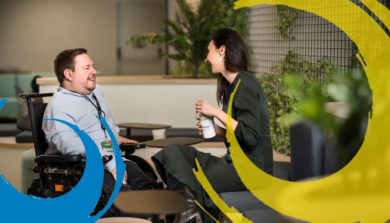 Dos empleados hablando