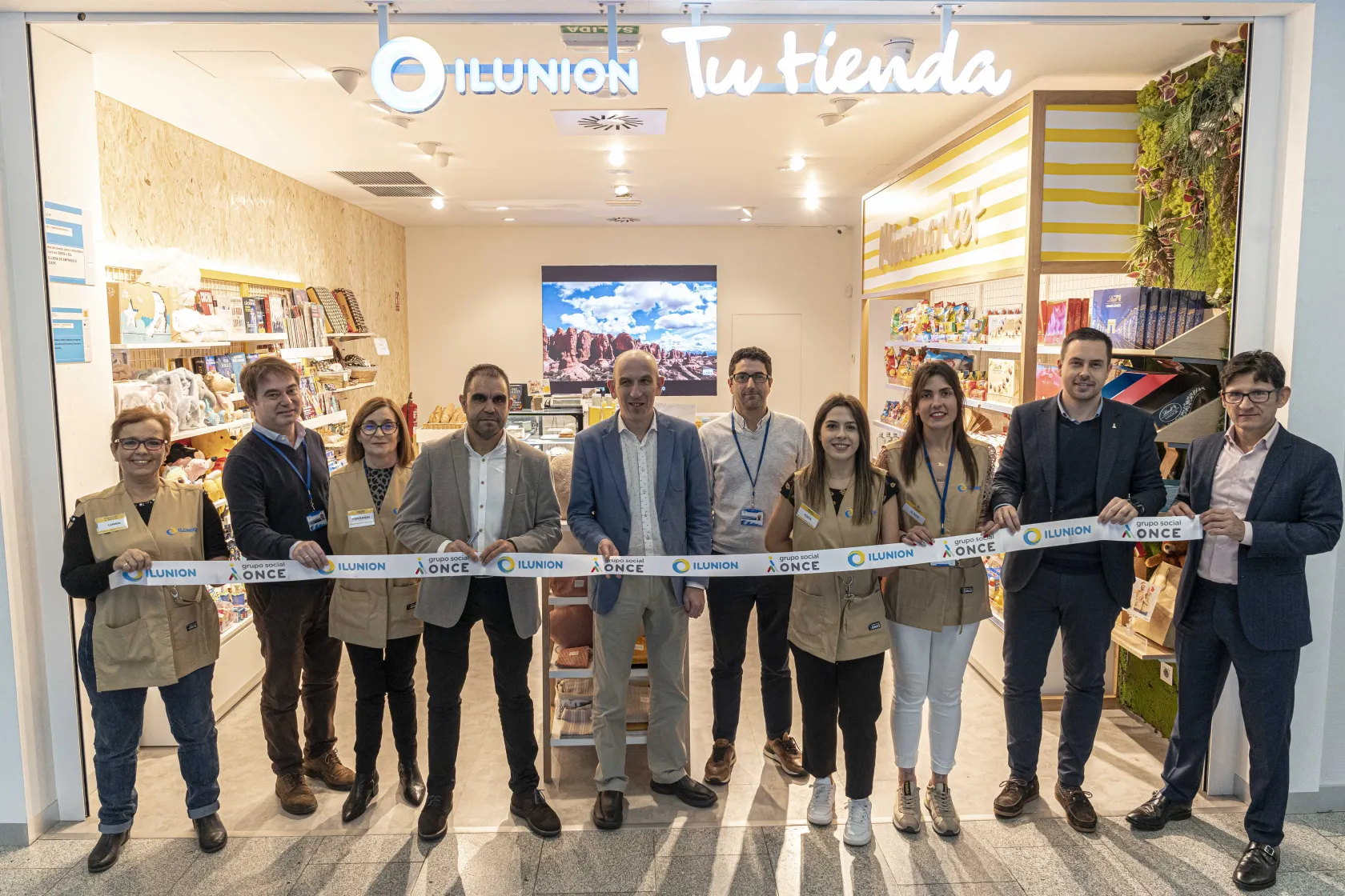 Fotografía de la reapertura de la tienda ILUNION en el Hospital Álvaro Cunqueiro