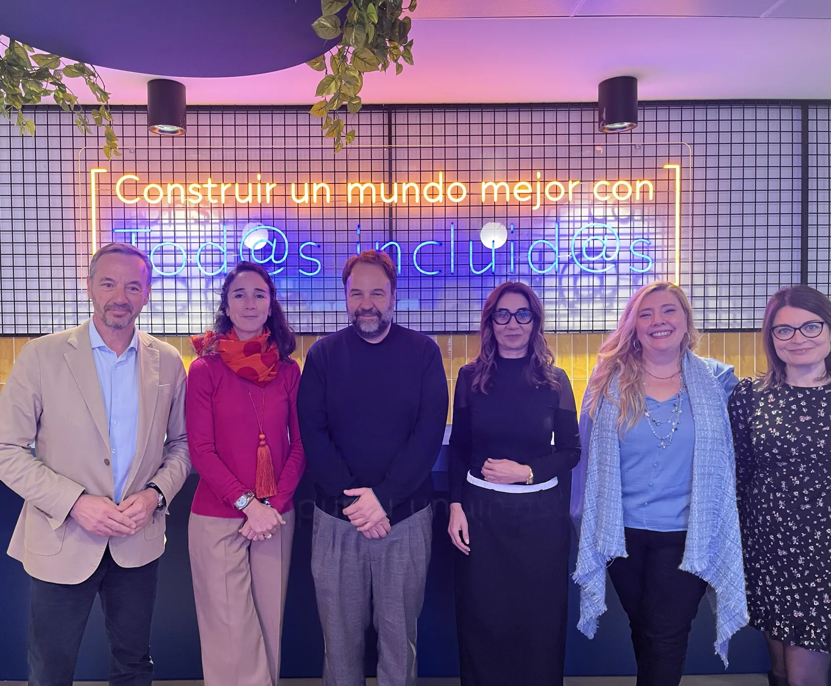 Imagen en la que aparecen de izquierda a derecha: José Ángel Preciados, consejero delegado de ILUNION Hotels; Elena Martín, directora de Sostenibilidad de ILUNION Hotels; Enrique Montero, director general de Accem; Clara Collado, subdirectora general de Accem; Yolanda Horrillo, jefa de Alianzas de ILUNION Hotels, y Cristina Sánchez, jefa de Calidad y Soporte de Accem.