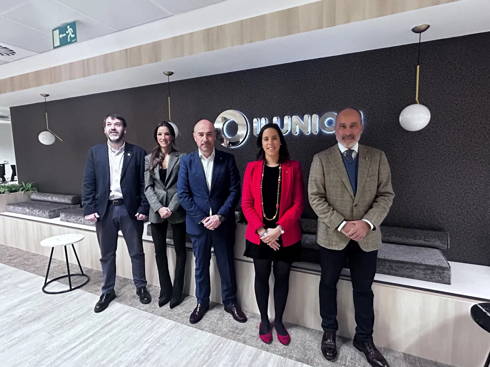 Fotografía de grupo de las nuevas incorporaciones junto al consejero delegado y director general (de izquierda a derecha: Alejandro Fernández, consejero delegado; Patricia Otero, directora de Experiencia de Cliente; Jaime Calzado, director general; Alejandra Tajuelo, directora de Sostenibilidad; y José Luis Fortuny, director Comercial y de Innovación).