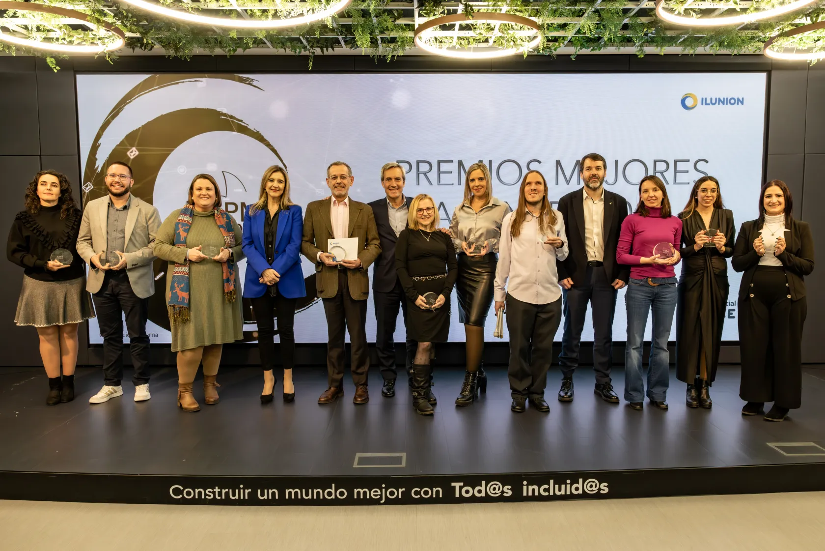 Fotografía de familia del acto de la entrega de los Premios Mejores Agentes de ILUNION
