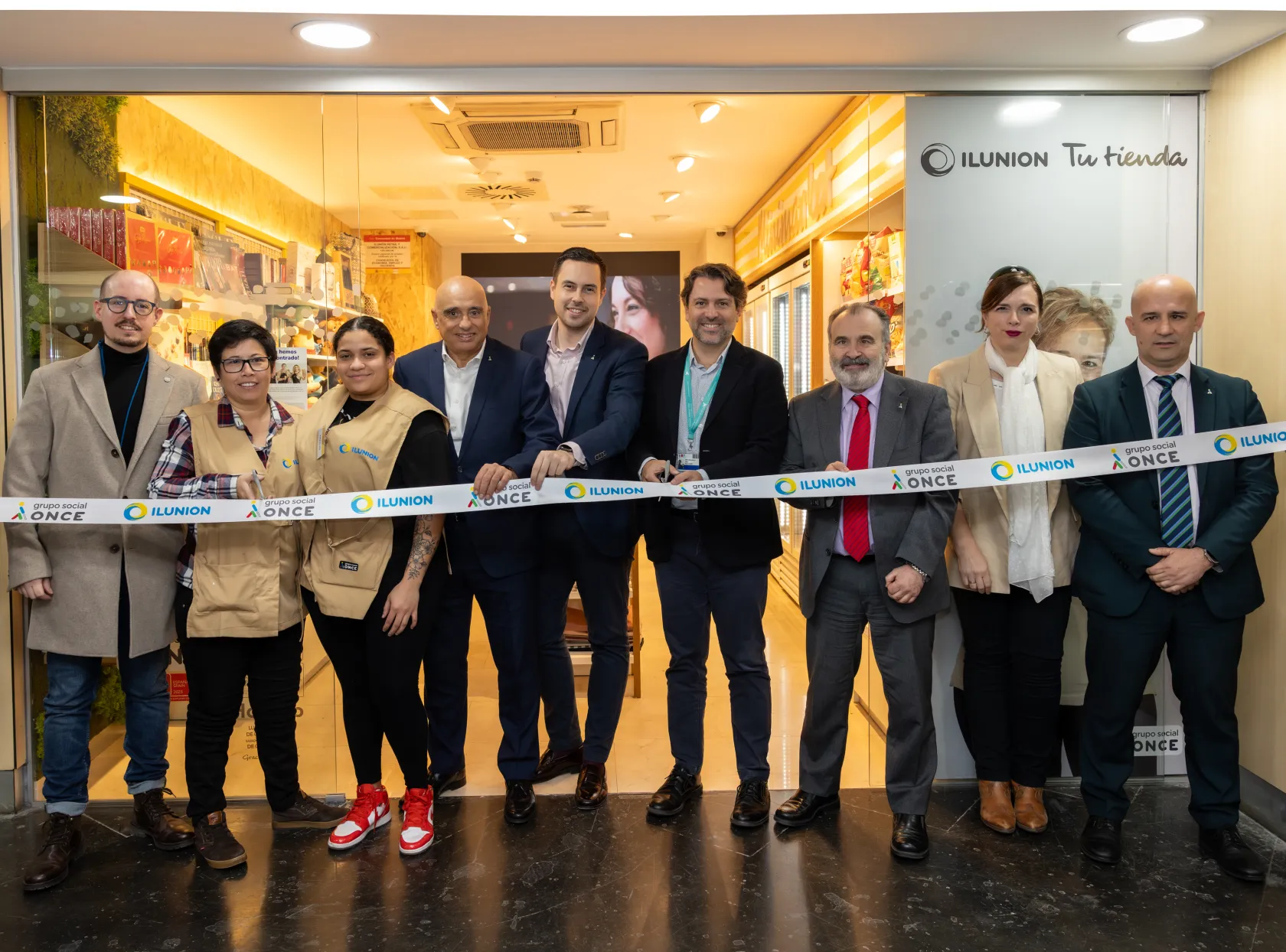 Fotografía del acto de reapertura de la tienda de ILUNION en el hospital Fundación Jiménez Díaz