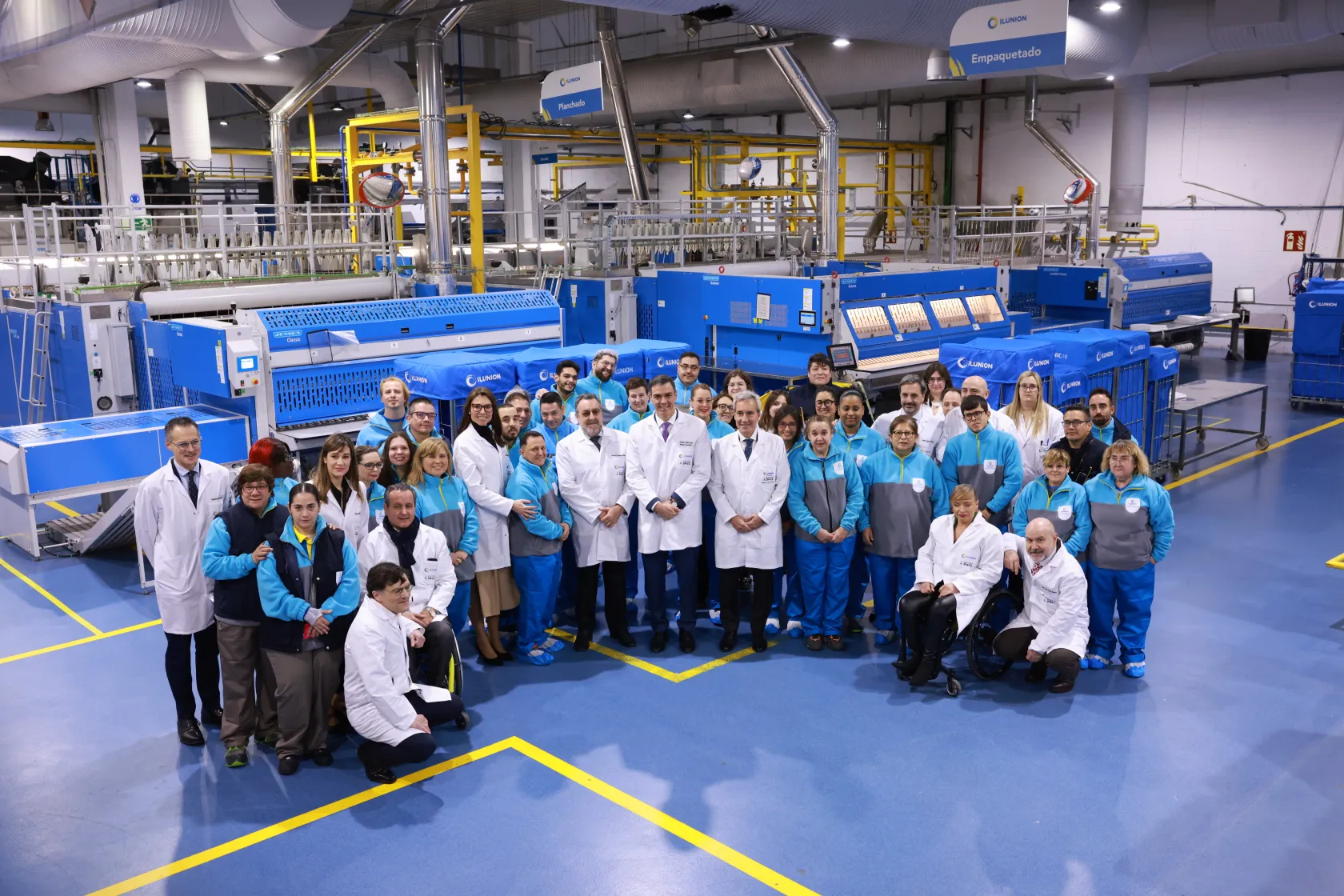 Foto de familia del presidente del Gobierno, Pedro Sánchez, con los trabajadores de ILUNION Lavanderías