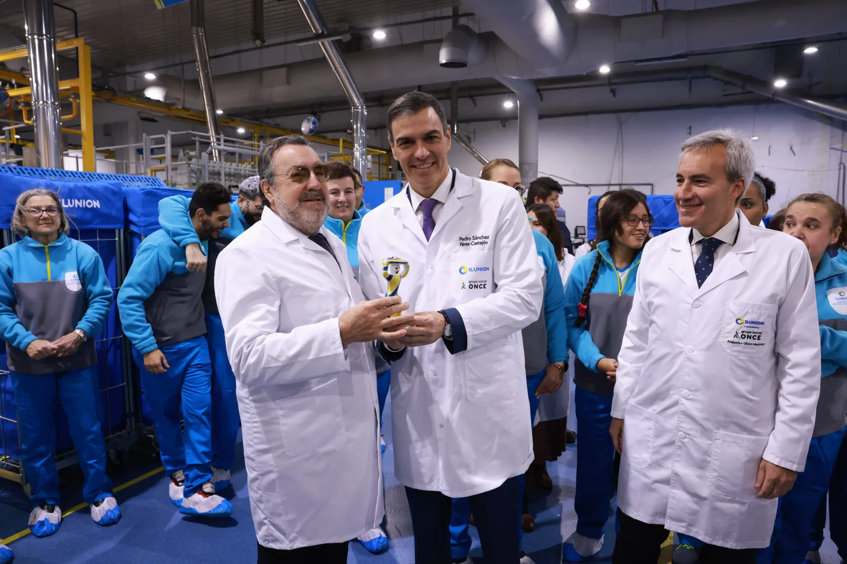 El presidente del Gobierno, Pedro Sánchez, recibe la primera estatuilla de la edición Sargadelos de manos del presidente del Grupo Social ONCE, Miguel Carballeda