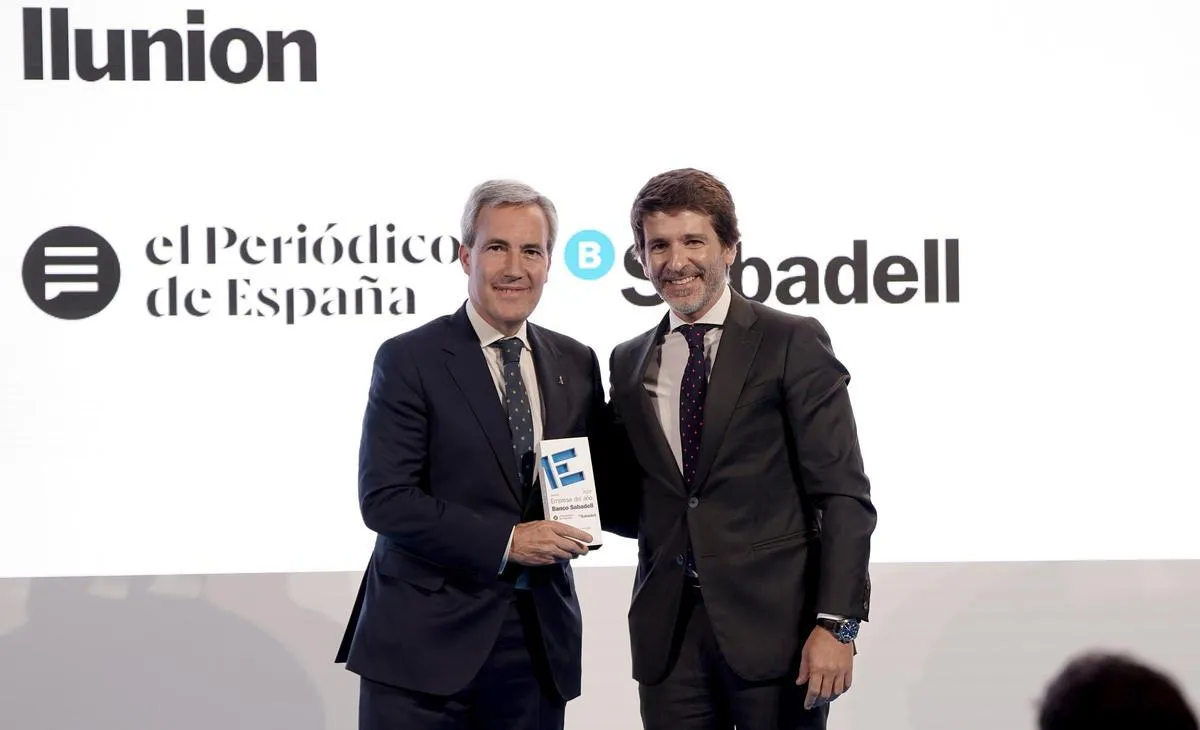 El consejero delegado de ILUNION, Alejandro Oñoro, recoge el premio de manos del director general de Prensa Ibérica, Sergi Guillot 