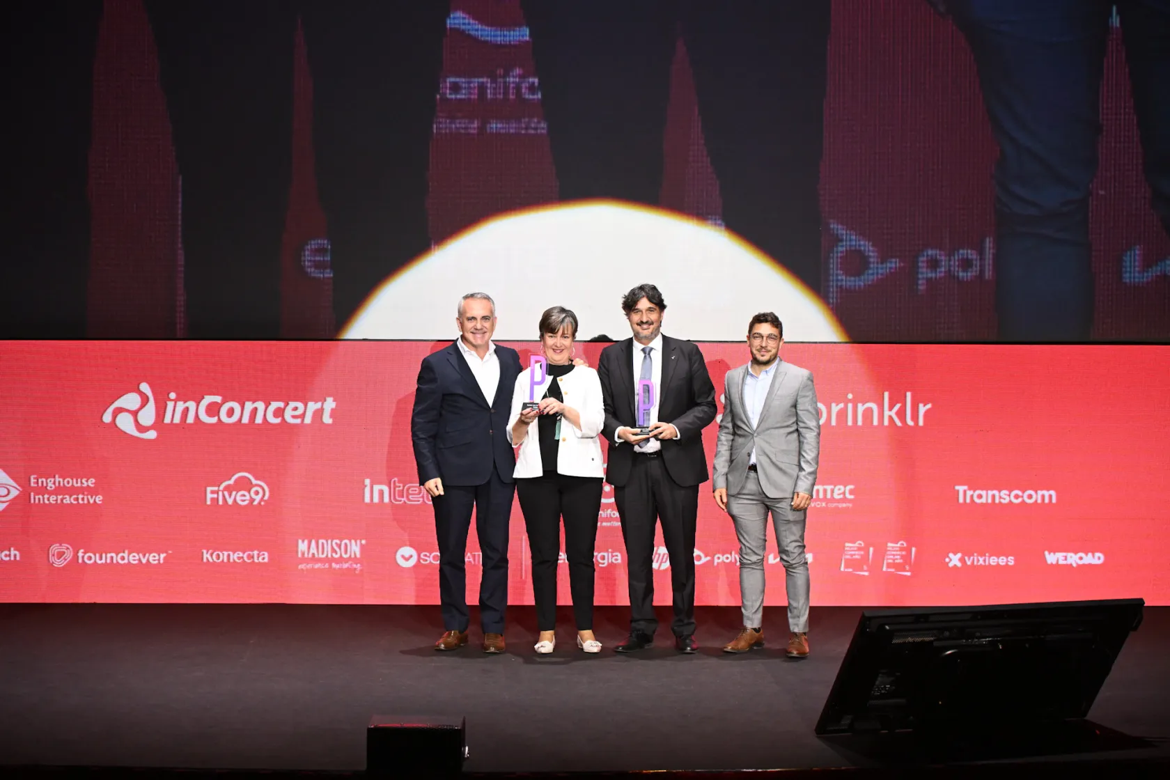 Foto de familia del premio ejor experiencia de cliente en Seguros”, por el servicio de atención a clientes y mediadores de SegurCaixa Adeslas