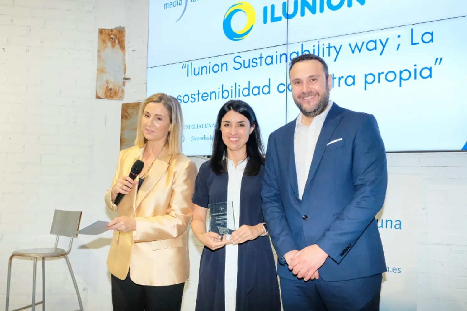  La directora del departamento de Ética, Sostenibilidad y Alianzas de ILUNION, Ana López de San Román, recoge el premio a la campaña ILUNION Sustainability Way
