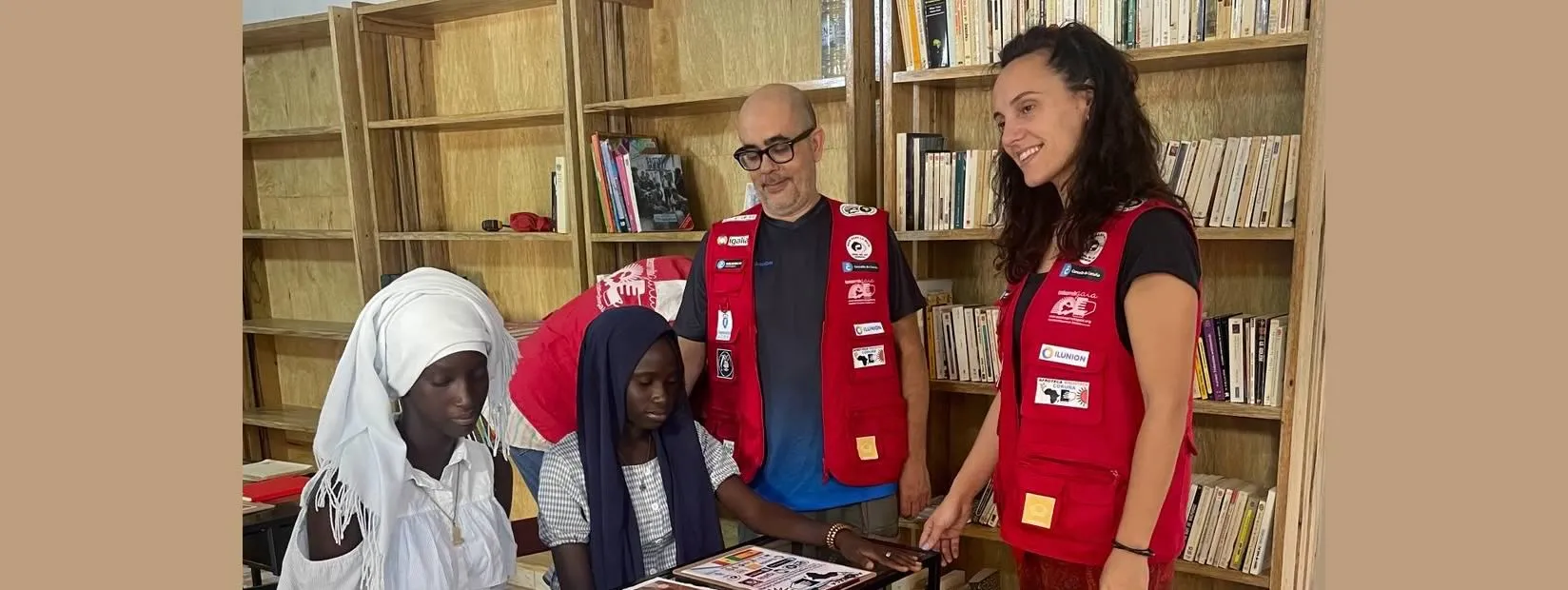 Enrique Rodríguez y Noelia Pedreira en la biblioteca de la Escuela Coruña de Yoff-Tonghor en Dakar (Senegal)