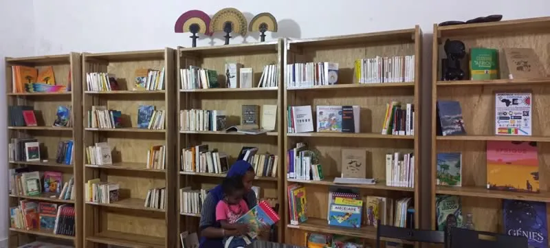 Interior de la biblioteca en la Escuela Coruña de Yoff-Tonghor en Dakar (Senegal). 