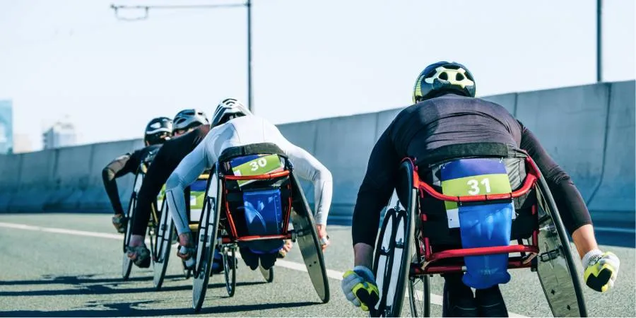 Carrera ciclistas en silla de ruedas.