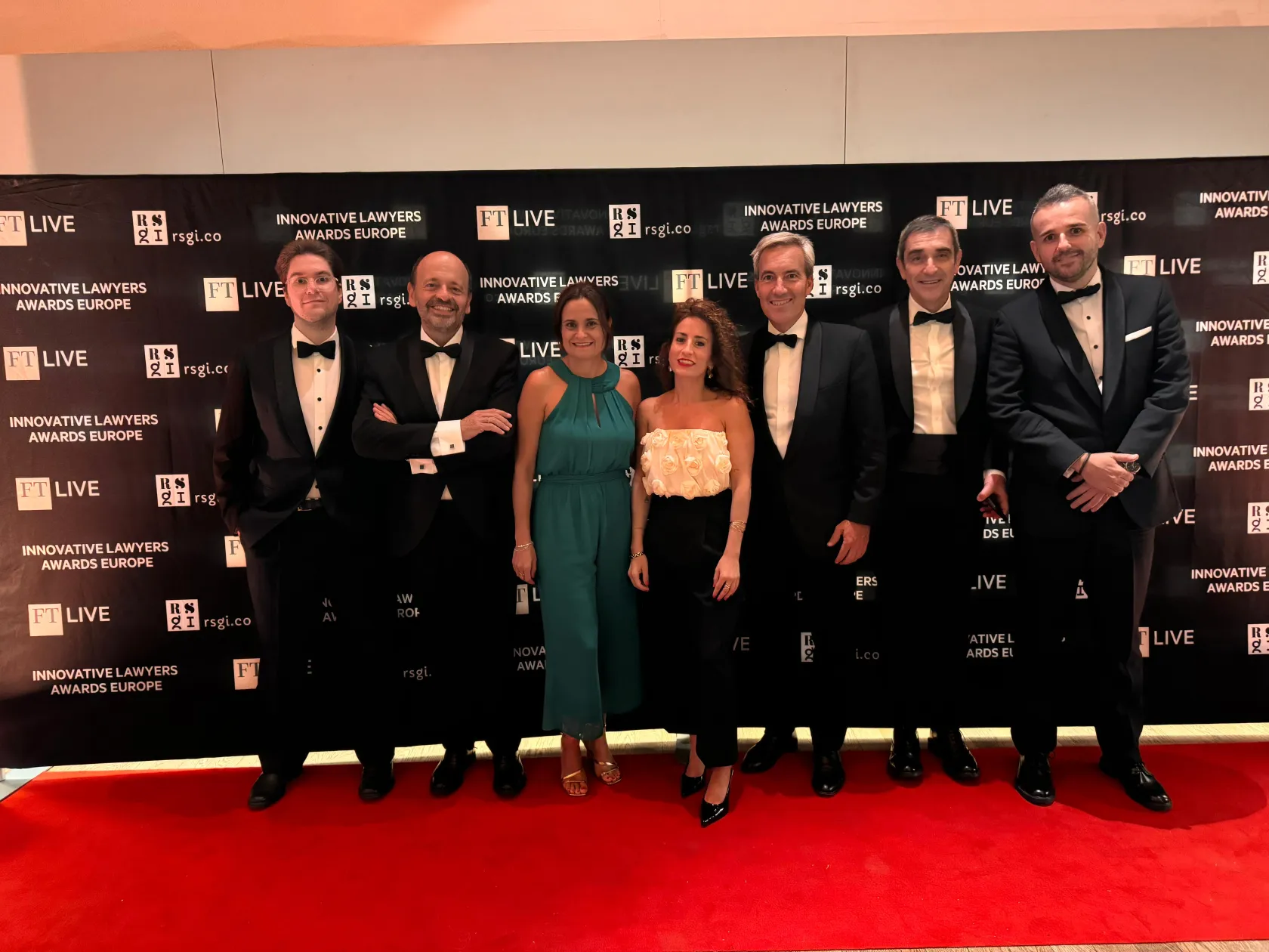 El equipo jurídico de ILUNION y el consejero delegado del grupo, Alejandro Oñoro, en el fotocol de la gala del diario Financial Times