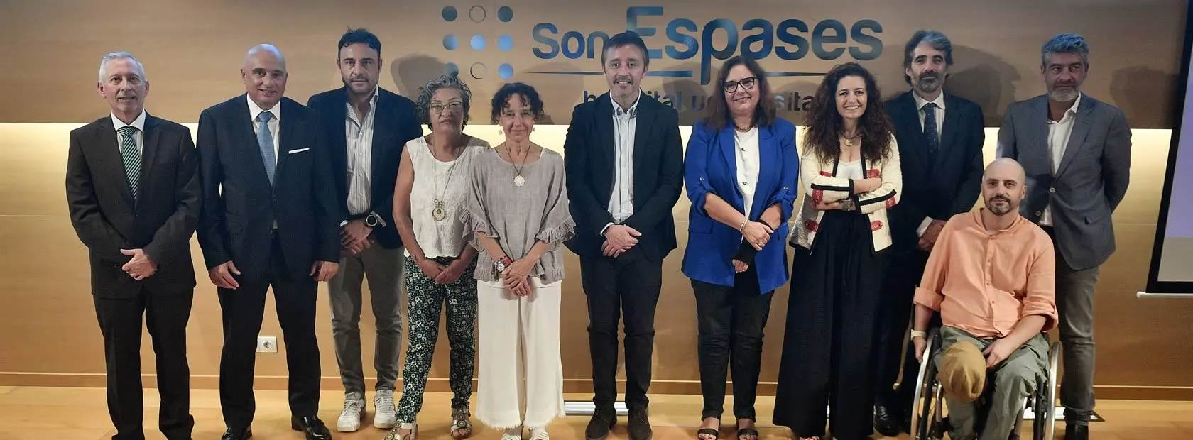 La accesibilidad 360º en los entornos hospitalarios, foto de familia en la presentación de la guía