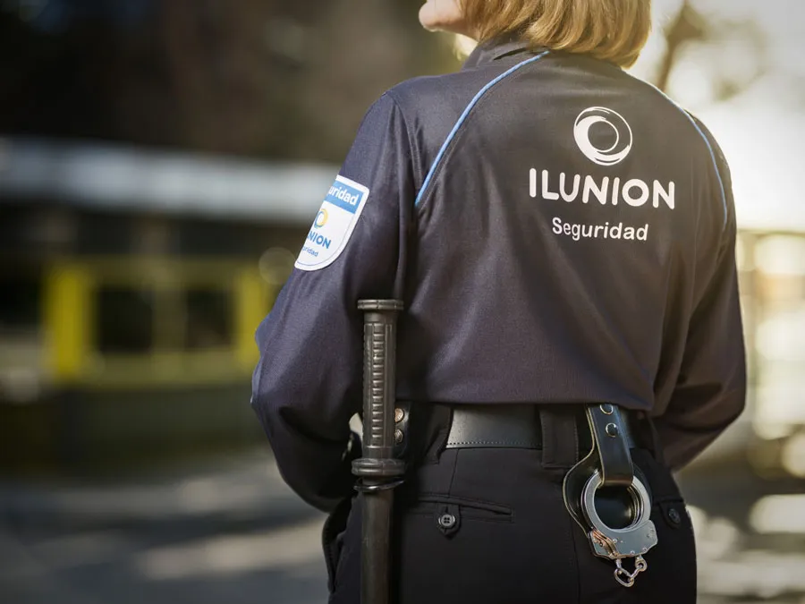 Vigilante de seguridad de espaldas con logo ILUNION