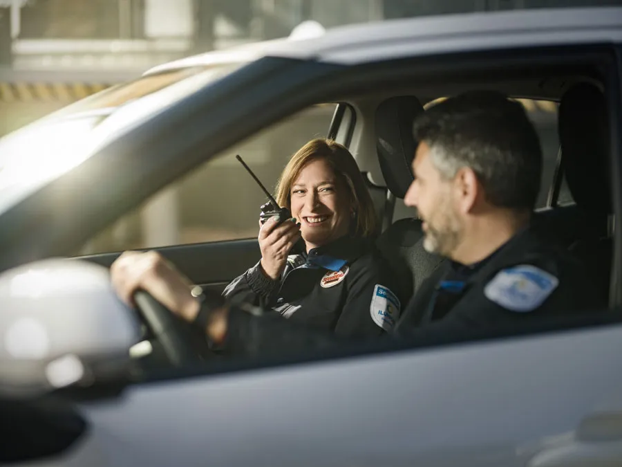 vigilantes de seguridad ILUNION en el coche