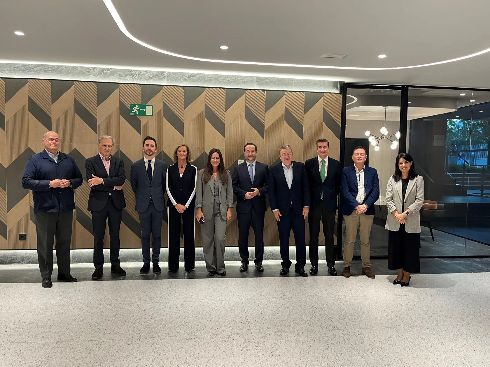 Foto de familia de los participantes en el panel de diálogo celebrado en el hotel ILUNION Atrium