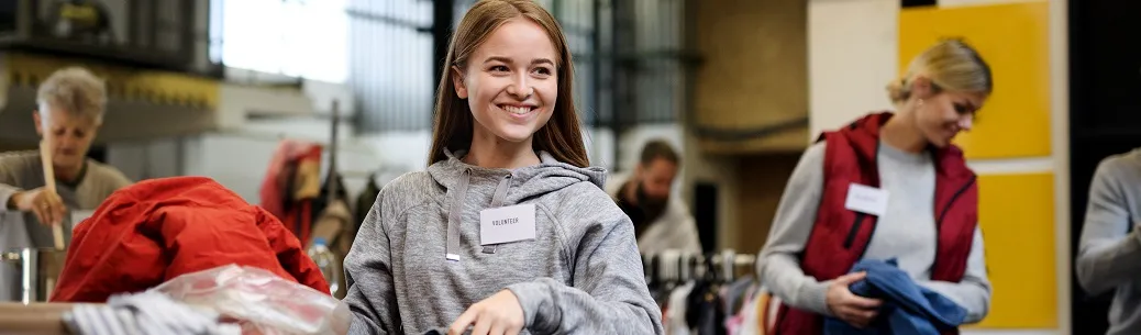 Foto personas trabajando con una sonrisa.