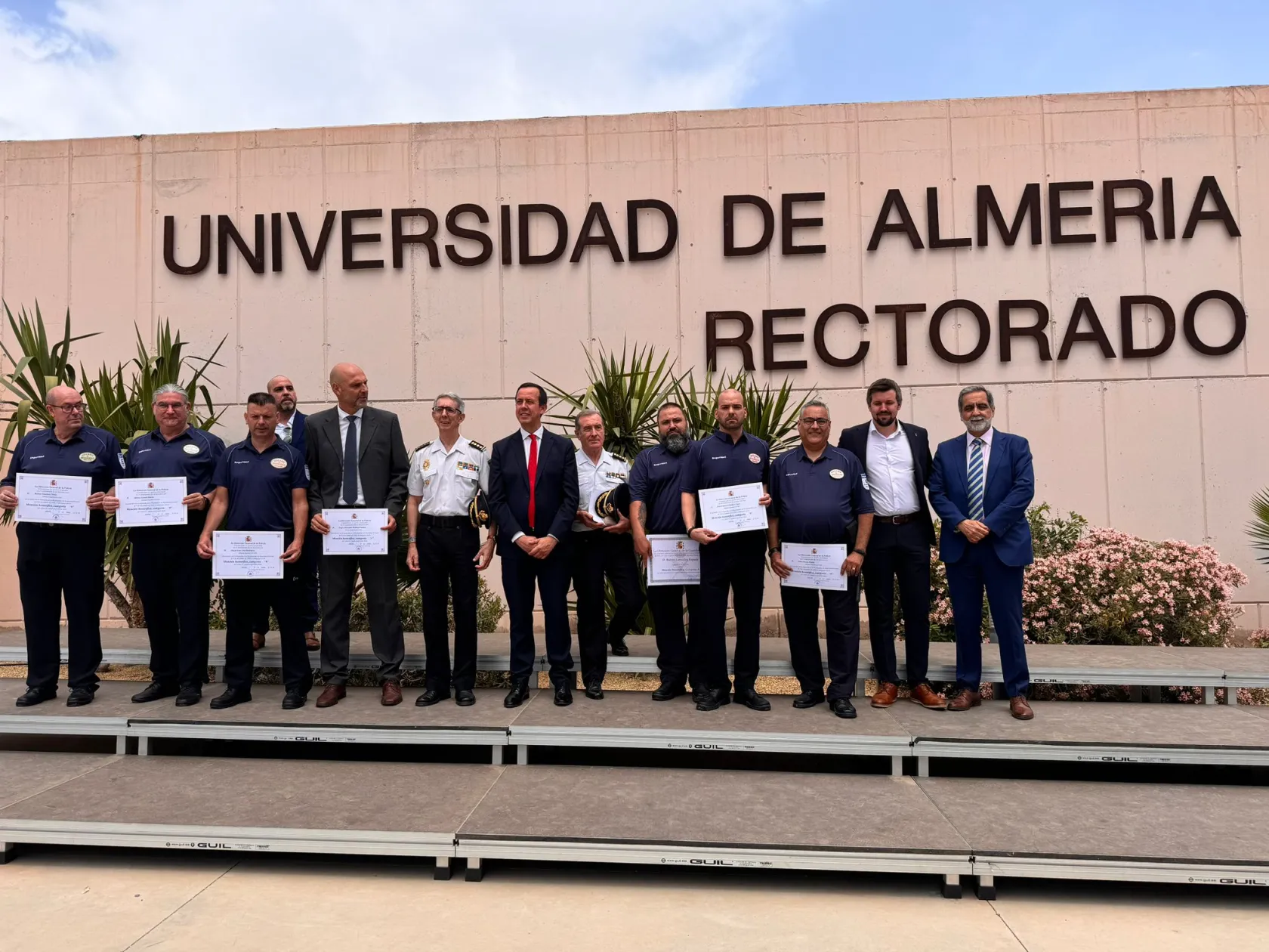 Foto de familia de los premiados de ILUNION Seguridad Almería